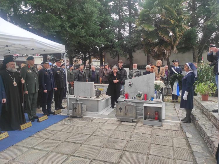 Συγκίνηση και τιμή στους νεκρούς αξιωματικούς και οπλίτες στην τελετή στο Στρατιωτικό Νεκροταφείο Τρικάλων (ΦΩΤΟ – ΒΙΝΤΕΟ)