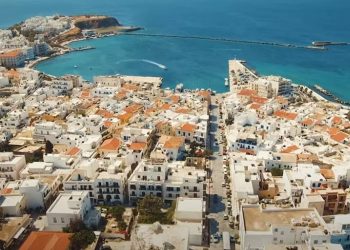 Τήνος: «Το κρυμμένο στολίδι των Κυκλάδων» με τα γαλήνια χωριά