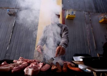 Τσικνοπέμπτη: Ζεσταίνουν ψησταριές στις ταβέρνες – Πυρετώδεις οι προετοιμασίες για το τσίκνισμα