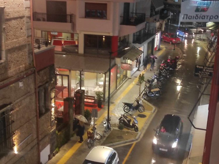 Καταιγίδες και χαλάζι έπληξαν την πόλη των Τρικάλων και τις συνοικίες νωρίς το βράδυ της Δευτέρας