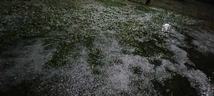 Καταιγίδες και χαλάζι έπληξαν την πόλη των Τρικάλων και τις συνοικίες νωρίς το βράδυ της Δευτέρας
