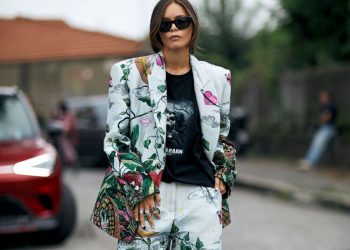 Οδηγός αγοράς: 10 floral items που θα ανεβάσουν τη διάθεση μας -Τα αξεσουάρ κλέβουν την παράσταση