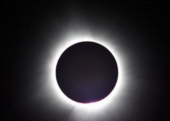 ΗΠΑ: Εμφανίστηκε… UFO την ώρα της έκλειψης – Το βίντεο που έγινε viral