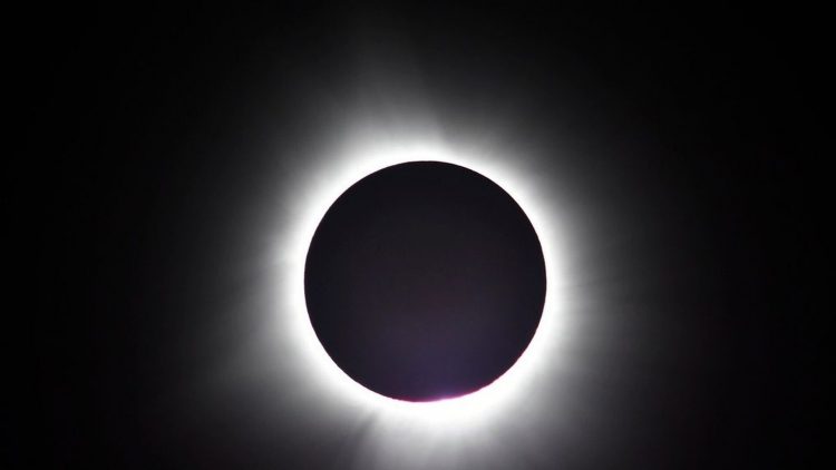 ΗΠΑ: Εμφανίστηκε… UFO την ώρα της έκλειψης – Το βίντεο που έγινε viral