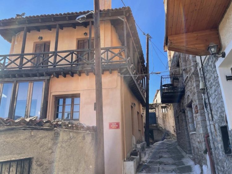 ΠΩΛΕΙΤΑΙ παραδοσιακός ξενώνας στην Αράχωβα | ΗΛΙΑΔΗΣ ΑΚΙΝΗΤΑ
