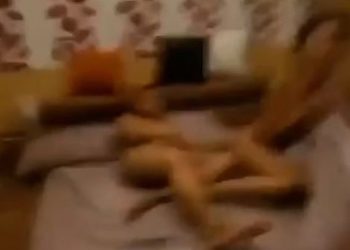 Έπιασε στο κρεβάτι την πολιτικό σύζυγό του με τον μοναχό, υιοθετημένο γιο τους