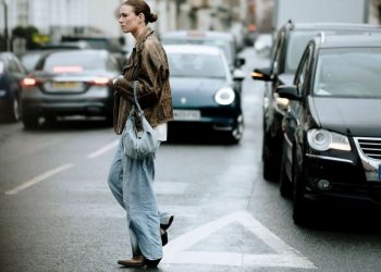 Το baggy τζιν παντελόνι είναι το must σχέδιο που βλέπεις παντού -5 τρόποι να το φορέσεις τώρα