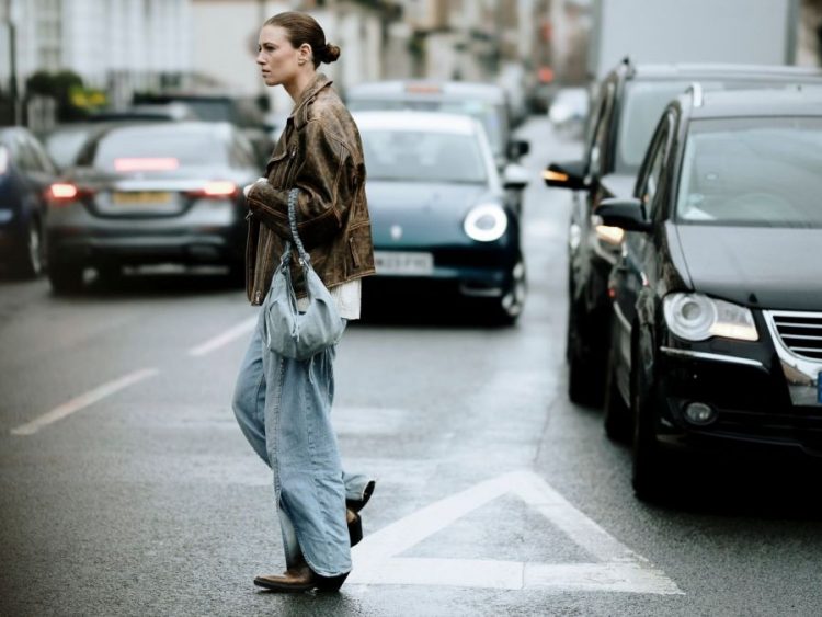 Το baggy τζιν παντελόνι είναι το must σχέδιο που βλέπεις παντού -5 τρόποι να το φορέσεις τώρα