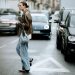 Το baggy τζιν παντελόνι είναι το must σχέδιο που βλέπεις παντού -5 τρόποι να το φορέσεις τώρα