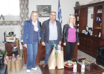 Πασχαλινά δώρα έλαβε ο δήμαρχος Πύλης