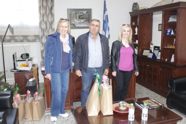Πασχαλινά δώρα έλαβε ο δήμαρχος Πύλης         