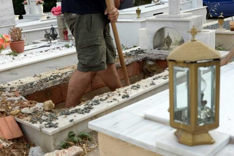 Φρικτές εικόνες στο νεκροταφείο του Ζάρκου