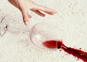 Καθαρίστε τις λαδιές και τους δύσκολους λεκέδες στα ρούχα με ζάχαρη