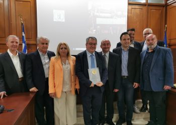 Τα Τρίκαλα τίμησαν το άξιο τέκνο τους, Καθηγητή Ηλία Μόσιαλο, με το Χρυσό Μετάλλιο