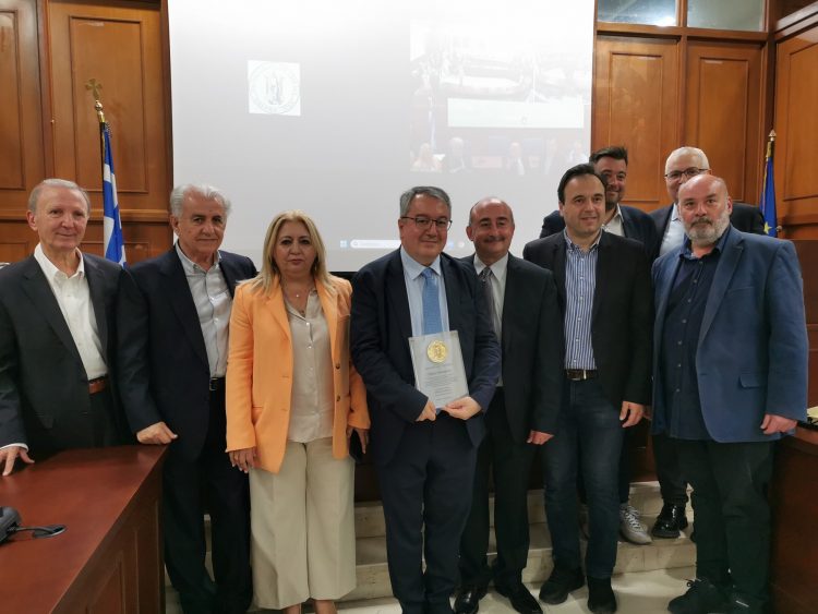 Τα Τρίκαλα τίμησαν το άξιο τέκνο τους, Καθηγητή Ηλία Μόσιαλο, με το Χρυσό Μετάλλιο