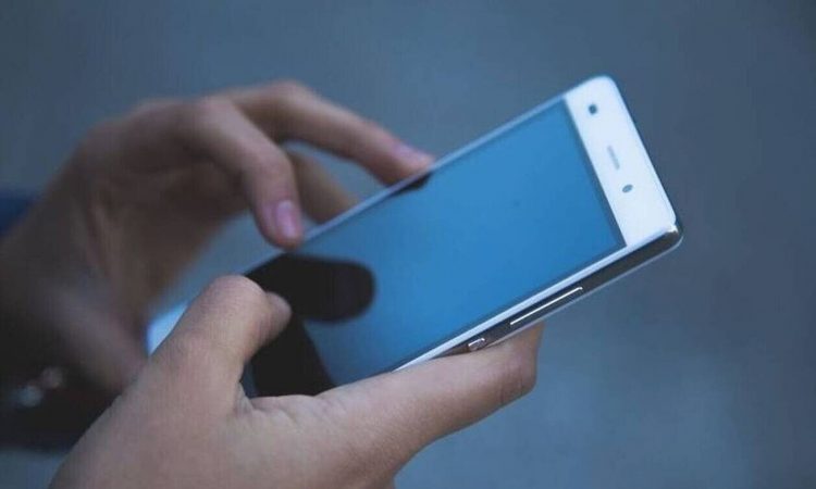 Μεγάλη προσοχή: Έτσι θα καταλάβετε αν το τηλέφωνο σας έχει παραβιαστεί