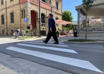 Ανανέωση διαγραμμίσεων πεζών στα Τρίκαλα για μεγαλύτερη ασφάλεια