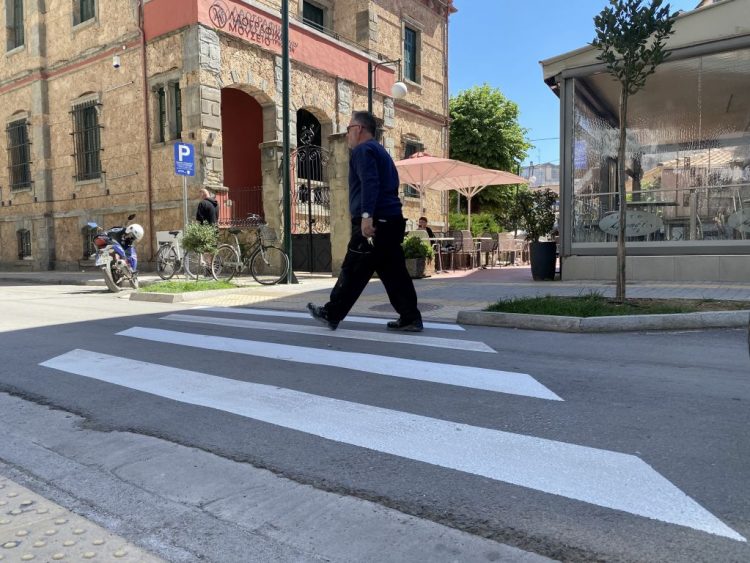 Ανανέωση διαγραμμίσεων πεζών στα Τρίκαλα για μεγαλύτερη ασφάλεια
