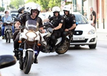 Πάτρα: Βίντεο από τη στιγμή που γυναίκα πηδάει από το μπαλκόνι για να ξεφύγει από τον σύζυγό της