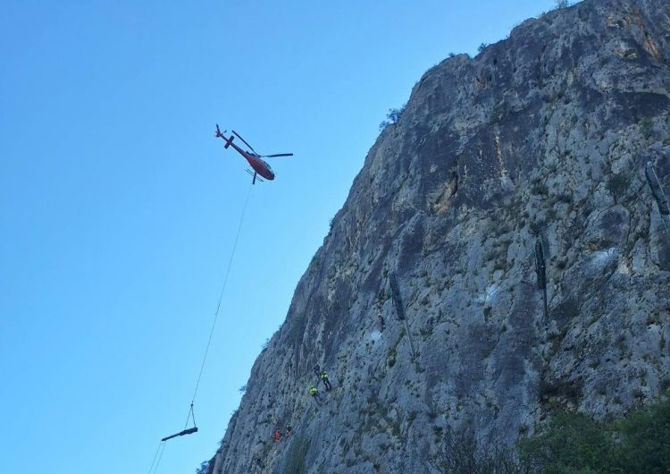 Ελικόπτερο για την τοποθέτηση πλέγματος στο σπήλαιο της Θεόπετρας προκειμένου να καταστεί επισκέψιμο