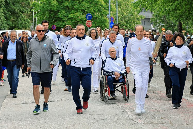Η Φλόγα του Ολυμπιακού Πνεύματος φώτισε τα Τρίκαλα