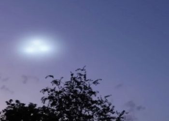 Πλάνα από κάμερα της αστυνομίας των ΗΠΑ έχουν καταγράψει την προσγείωση UFO σε αυλή (vid)