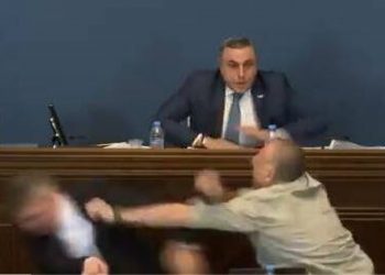 Γεωργία: Χάος στην Βουλή – Κάμερες κατέγραψαν άγριο ξύλο μεταξύ βουλευτών