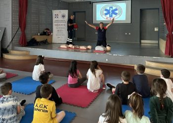 Μαθαίνοντας τις πρώτες βοήθειες στο ΚΔΑΠ «ΟΜΟΝΟΙΑ» του Δ. Τρικκαίων 