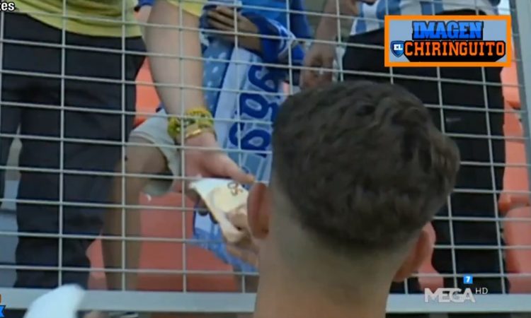 Σάλος με παίκτη της Μάλαγα – Πήρε 50 ευρώ από φίλαθλο για να του δώσει τη φανέλα του (vid)