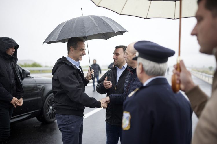 Περπάτησε την Τρικάλων – Καλαμπάκας του Ε-65 ο Πρωθυπουργός
