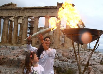 Ολυμπιακή Φλόγα: Έφτασε στην Αθήνα – Έλαμπε όλο το βράδυ στον βράχο της Ακρόπολης (φωτο)