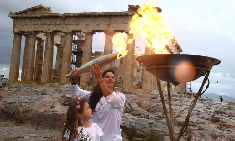 Ολυμπιακή Φλόγα: Έφτασε στην Αθήνα – Έλαμπε όλο το βράδυ στον βράχο της Ακρόπολης (φωτο)