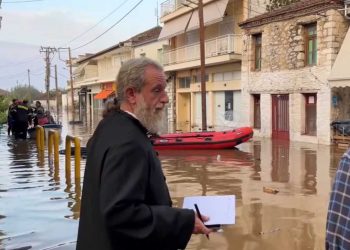 «Γνώριζα ποια σπίτια είχαν αρρώστους»: Η ιστορία του πάτερ Θανάση που βοήθησε να σωθεί η Φαρκαδόνα