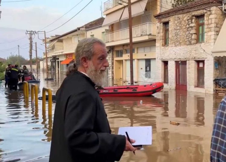 «Γνώριζα ποια σπίτια είχαν αρρώστους»: Η ιστορία του πάτερ Θανάση που βοήθησε να σωθεί η Φαρκαδόνα