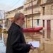 «Γνώριζα ποια σπίτια είχαν αρρώστους»: Η ιστορία του πάτερ Θανάση που βοήθησε να σωθεί η Φαρκαδόνα