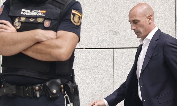 Ισπανία: Συνελήφθη στο αεροδρόμιο ο Ρουμπιάλες – Ανακρίθηκε και αφέθηκε ελεύθερος