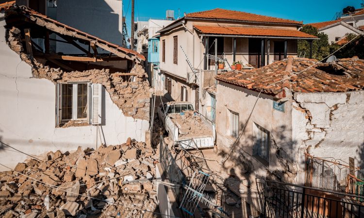 Σάμος: Σύσταση να αποφεύγονται κτίρια με βλάβες – «Έσπασε ρήγμα που δεν είχε σπάσει το 2020»