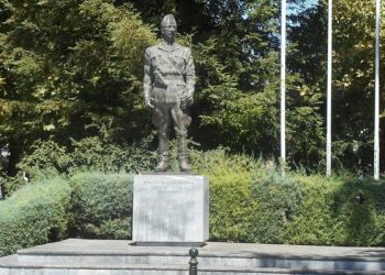 Ο ανδριάντας του Στρατηγού Στέφανου Σαράφη θα διατηρηθεί σε δεσπόζουσα θέση στην κεντρική πλατεία Τρικάλων