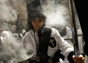 Ισπανία – Τραγωδία στην πασχαλινή λειτουργία: Ιερέας τυλίχθηκε στις φλόγες από σπίθες κεριών