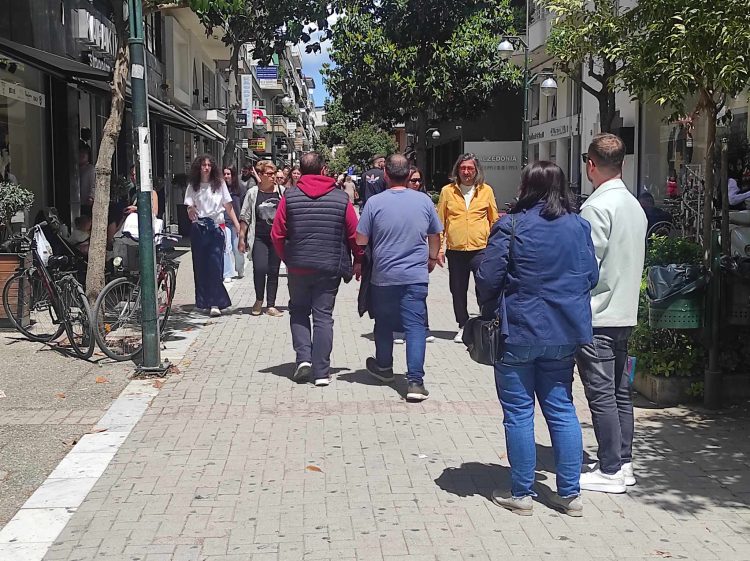 Τις αγορές της τελευταίας στιγμής πραγματοποιούν οι Τρικαλινοί|Αυξημένη η κίνηση στην αγορά το μεγάλο Σάββατο
