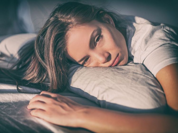 Γιατί η θέση ύπνου παίζει ρόλο στην ξεκούραση; Μία ειδικός απαντά