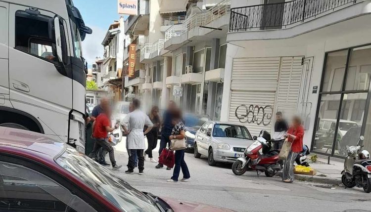 Άγιο είχε Τρικαλινός | Βρέθηκε κάτω από φορτηγό και βγήκε αλώβητος!!! Έντρομοι παρακολουθούσαν οι περαστικοί