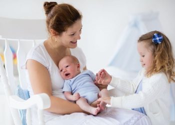 Πράγματα που δεν πρέπει να λέτε στο νήπιο όταν αποκτήσετε νέο μωρό