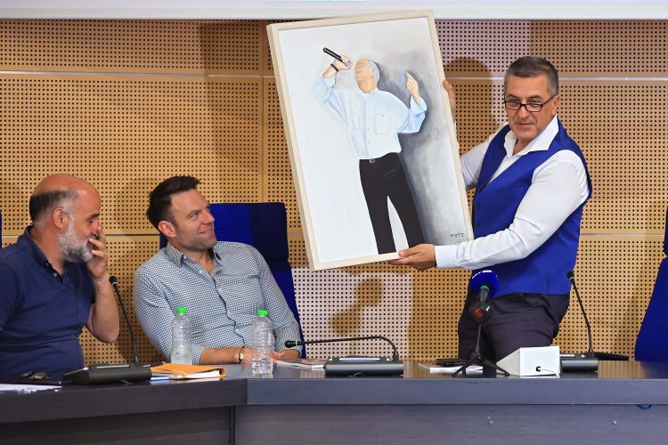 Παρόντος του Κασσελάκη η εκδήλωση για το βιβλίο για τον Δημήτρη Μητροπάνο «Βαδίζουμε μαζί στον ίδιο δρόμο» στην Περιφέρεια Θεσσαλίας