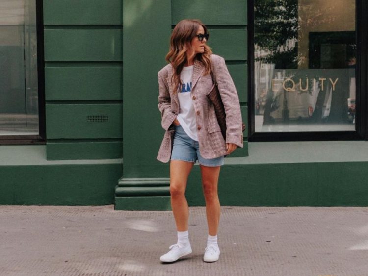 10 all day σύνολα με sneakers για να φορέσεις τις μέρες των διακοπών