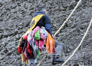 Καστράκι: Κρέμασαν και φέτος τα μαντήλια για τον Άϊ Γιώργη τον «Μαντηλά» |Τα ονόματα της Αναστασίας, της Χρύσας και της Θώμης στα μπλουζάκια των αναρριχητών | Ο θρύλος πίσω από το έθιμο