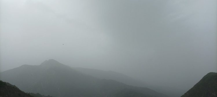 Η αφρικανική σκόνη κάλυψε τον τρικαλινό ουρανό ακόμη και στα ορεινά (εντυπωσιακές φωτό)