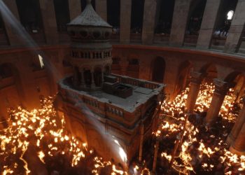 Στις 11 το βράδυ του μ. Σαββάτου η έλευση του Αγίου Φωτός στα Τρίκαλα