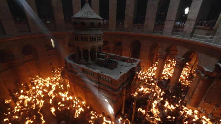 Στις 11 το βράδυ του μ. Σαββάτου η έλευση του Αγίου Φωτός στα Τρίκαλα