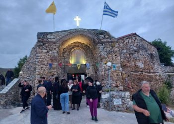 Πλήθος πιστών στο Παρεκκλήσιο του Προφήτη Ηλία στον Παλαιόπυργο για τον εορτασμό του Αγίου Αχιλλείου (ΦΩΤΟ)